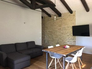 Interior - Cà Tinola, Apartment with Jacuzzi (Mango (Cuneo))
