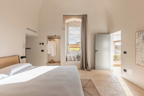3 habitaciones, escritorio y tabla de planchar con plancha 