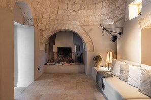 Smart TV, books, stereo - Charming elegant retreat with pool, style & relax, landscaped gardens, Puglia (Puglia)