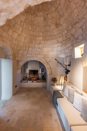 Smart TV, books, stereo - Charming elegant retreat with pool, style & relax, landscaped gardens, Puglia (Puglia)