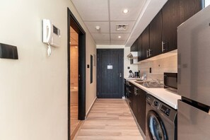Wasserkocher mit Kaffee-/Teezubehör, Kühlschrank, Mikrowelle, Ofen