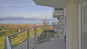A balcony with a view of a lake and mountains. - Sunset on Sirmione in Sirmione (Sirmione)