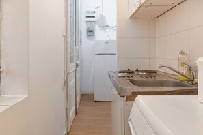 Apartamento básico | Cocina privada | Frigorífico, microondas, horno y placa de cocina