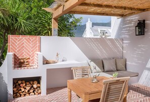 Outdoor dining - Owl Nest - Panoramic Sea & Mountain Views, Pool & Fireplace (Cape Town)