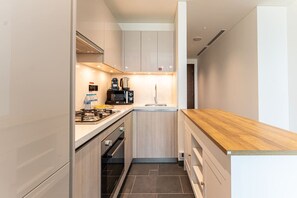 Private kitchen - HAVN – 2 Bedroom Luxe Stay at The Crest, Sobha (Dubai)