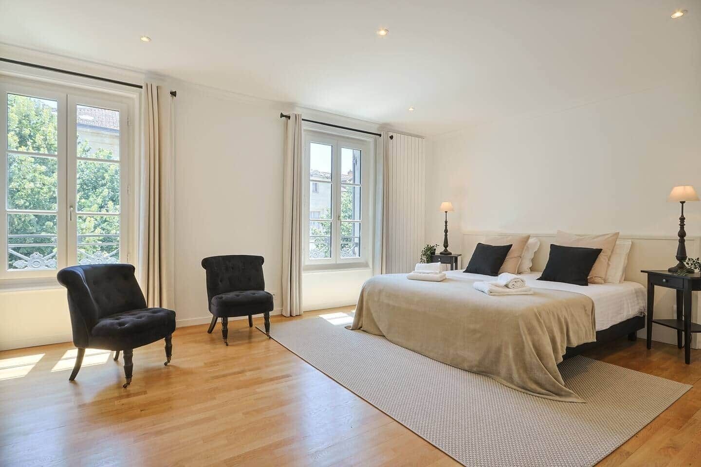 6 chambres, fer et planche à repasser, Wi-Fi, draps fournis