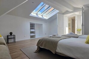 6 bedrooms, iron/ironing board, WiFi, bed sheets