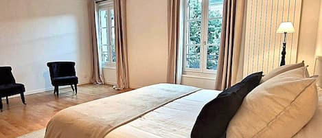 6 bedrooms, iron/ironing board, WiFi, bed sheets