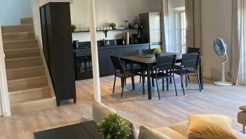 Télévision, table de tennis de table
