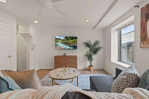 TV - 2BR Modern Retreat – Sleeps 6 Near Liberty Bell (Philadelphia)
