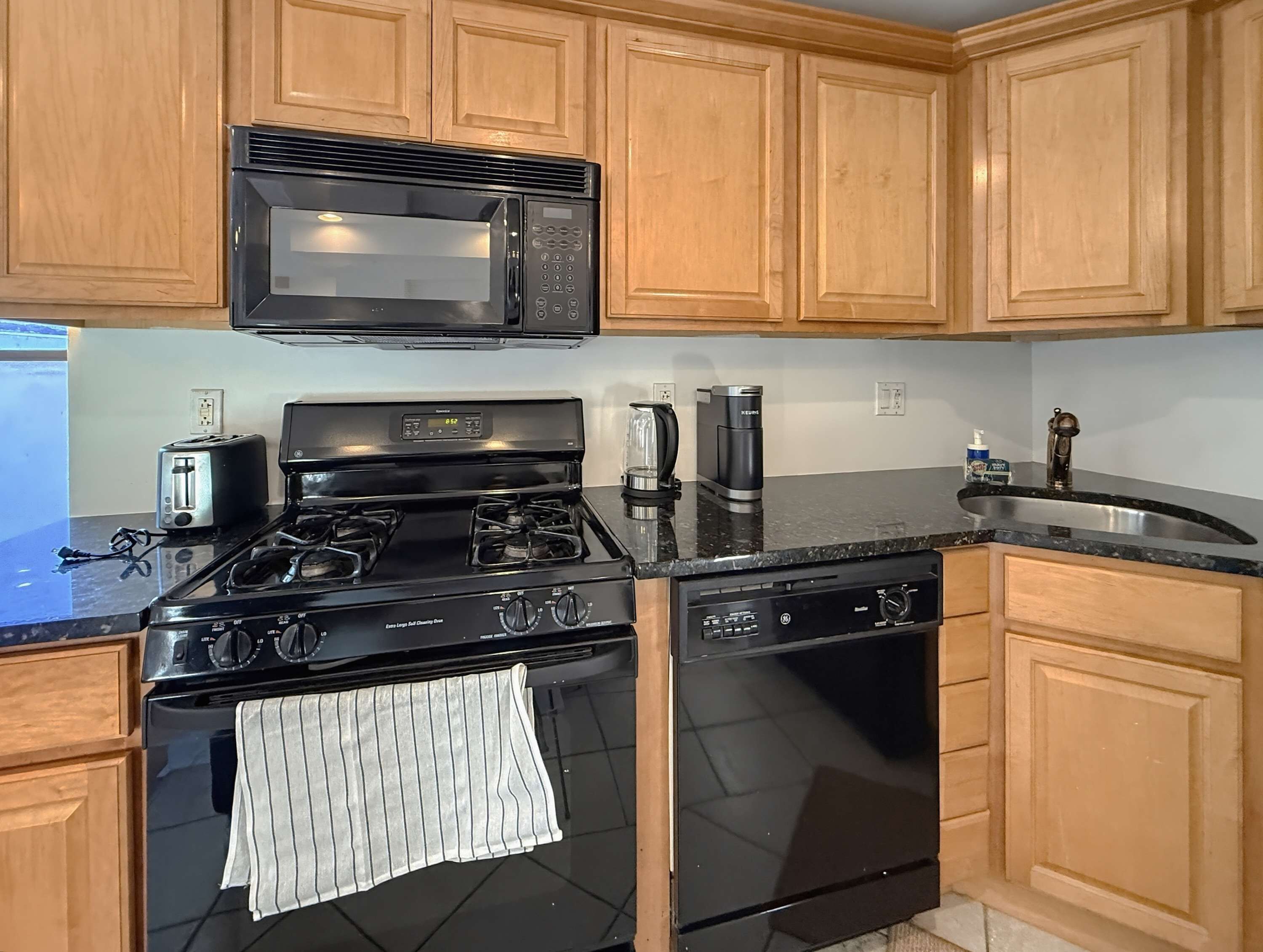 Coffee/tea maker, fridge, microwave, oven