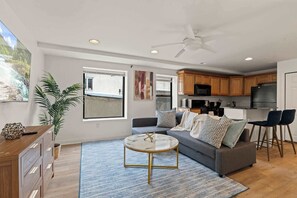 TV - 2BR Modern Retreat – Sleeps 6 Near Liberty Bell (Philadelphia)