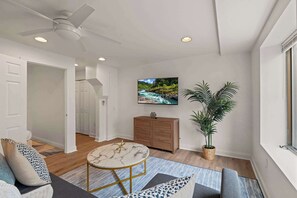 TV - 2BR Modern Retreat – Sleeps 6 Near Liberty Bell (Philadelphia)
