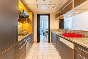 Private kitchen - HAVN - 1 bedroom in Dubai Marina with Marina Views (Dubai)
