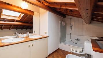 Apartamento, 3 quartos | Banheiro