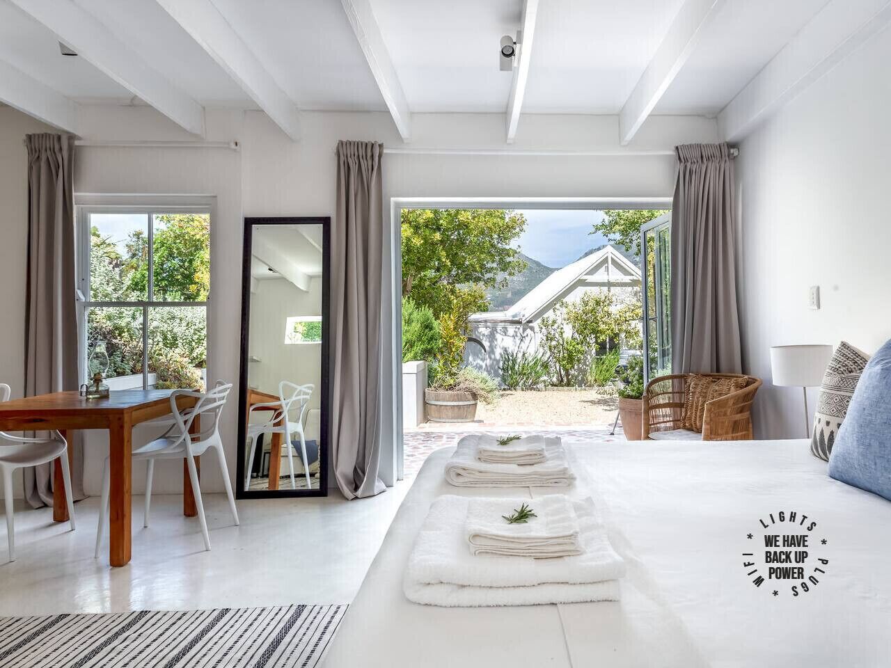 Tabla de planchar con plancha, cuna de viaje, wifi y ropa de cama 