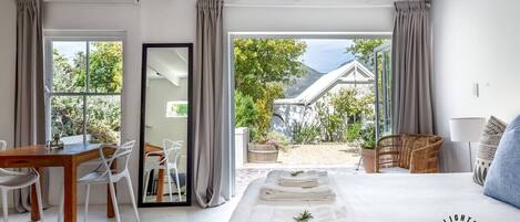 Tabla de planchar con plancha, cuna de viaje, wifi y ropa de cama