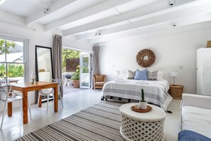 Tabla de planchar con plancha, cuna de viaje, wifi y ropa de cama 