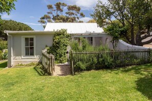 Property grounds - Owl Cottage -Fireplace, Pool, Sea & Mountain Views (Hout Bay)