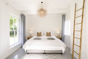 In-room safe, iron/ironing board, travel cot, free WiFi - Owl Cottage -Fireplace, Pool, Sea & Mountain Views (Hout Bay)