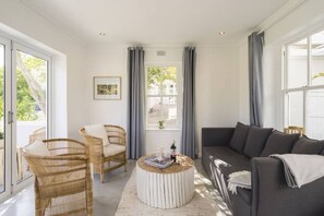 Smart TV, fireplace - Owl Cottage -Fireplace, Pool, Sea & Mountain Views (Hout Bay)