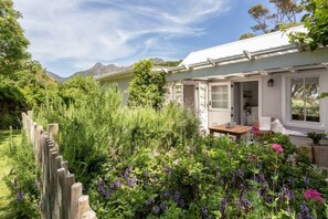 Property grounds - Owl Cottage -Fireplace, Pool, Sea & Mountain Views (Hout Bay)