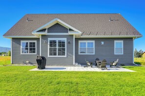 Outdoor dining - Modern Driggs Family Escape near Targhee w/AC (Driggs)