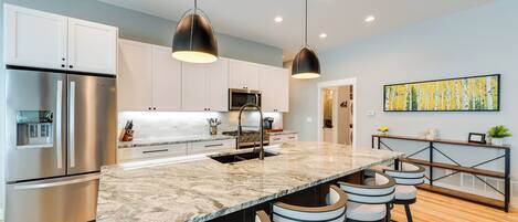 Refrigerador, microondas, horno, placa de cocina