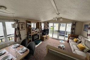 Living area - Palm Grove 119 - Golden Palm Resort (Chapel St Leonards)