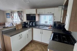 Private kitchen - Palm Grove 119 - Golden Palm Resort (Chapel St Leonards)