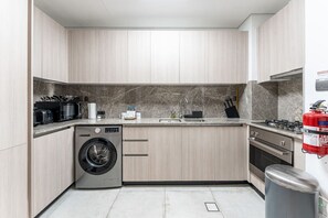 Wasserkocher mit Kaffee-/Teezubehör, Kühlschrank, Mikrowelle, Ofen