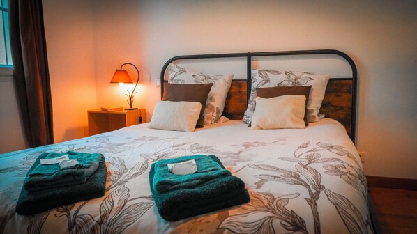 6 bedrooms, desk, free WiFi, bed sheets