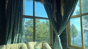 Deluxe Double Room, Mountain View | Living area