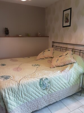1 bedroom, bed sheets - 🌿 B&B Pigeonnier de Labrot - Dordogne 1km - Sarlat 8km. Table d'hôtes. GREEN (La Roque-Gageac)