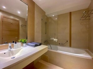 Free toiletries, hair dryer, towels, soap - Sasha Collection at Rin Grand Residence (București)