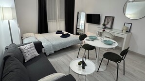 Une chambre à coucher moderne avec un lit, un bureau et une table à manger.