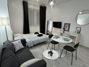 1 bedroom, iron/ironing board, WiFi, bed sheets - Sasha Collection at Rin Grand Residence (București)