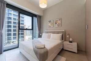 Desk, iron/ironing board, WiFi, bed sheets - HAVN - 1 Bedroom Unit in Azizi Riviera, Meydan (Dubai)