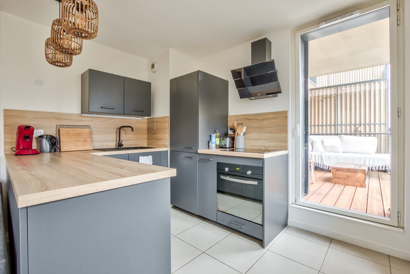 Coffee/tea maker, fridge, oven, stovetop