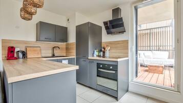 Coffee/tea maker, fridge, oven, stovetop