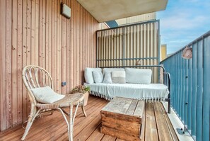 Terrace/patio - Lovely 2BR flat with terrace near bus & streetcar station (Bordeaux)