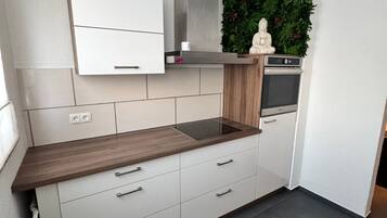 Een koelkast, een oven, een kookplaat, een vaatwasser