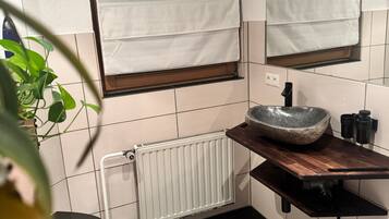 Chuveiro, secador de cabelo, toalhas de banho