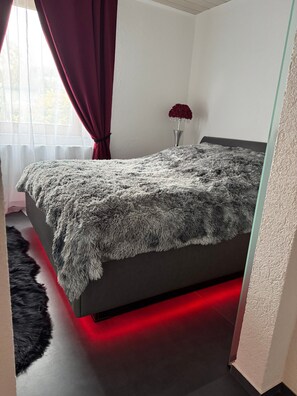 1 dormitorio, tabla de planchar con plancha, wifi y ropa de cama