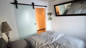 1 slaapkamer, een strijkplank/strijkijzer, wifi, beddengoed