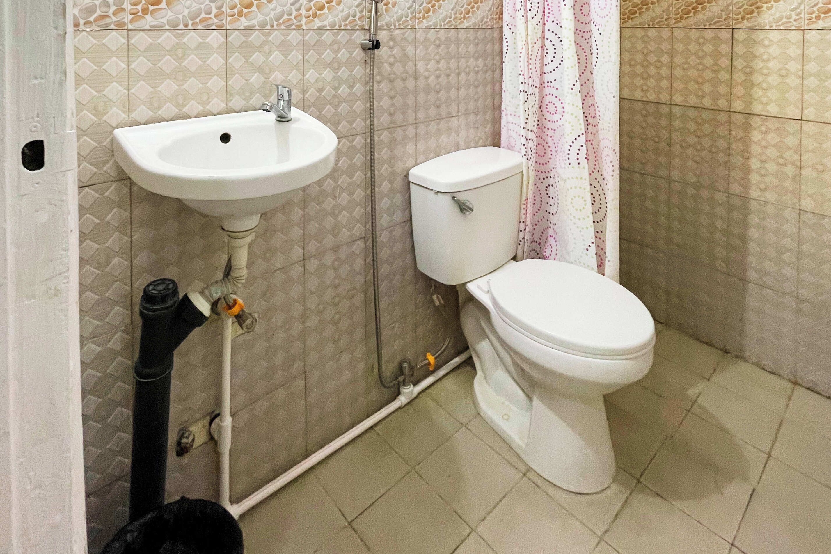 Ducha, artículos de tocador gratuitos, toallas, jabón