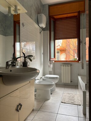 Hair dryer, bidet, soap, toilet paper - Sardinian Wind House, vacation home South Sardinia 600 m from the sea (La Maddalena)