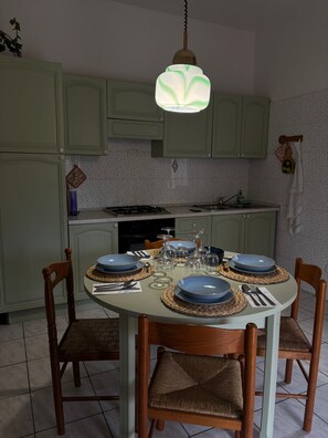 Køleskab, mikrobølgeovn, ovn, kogeplade