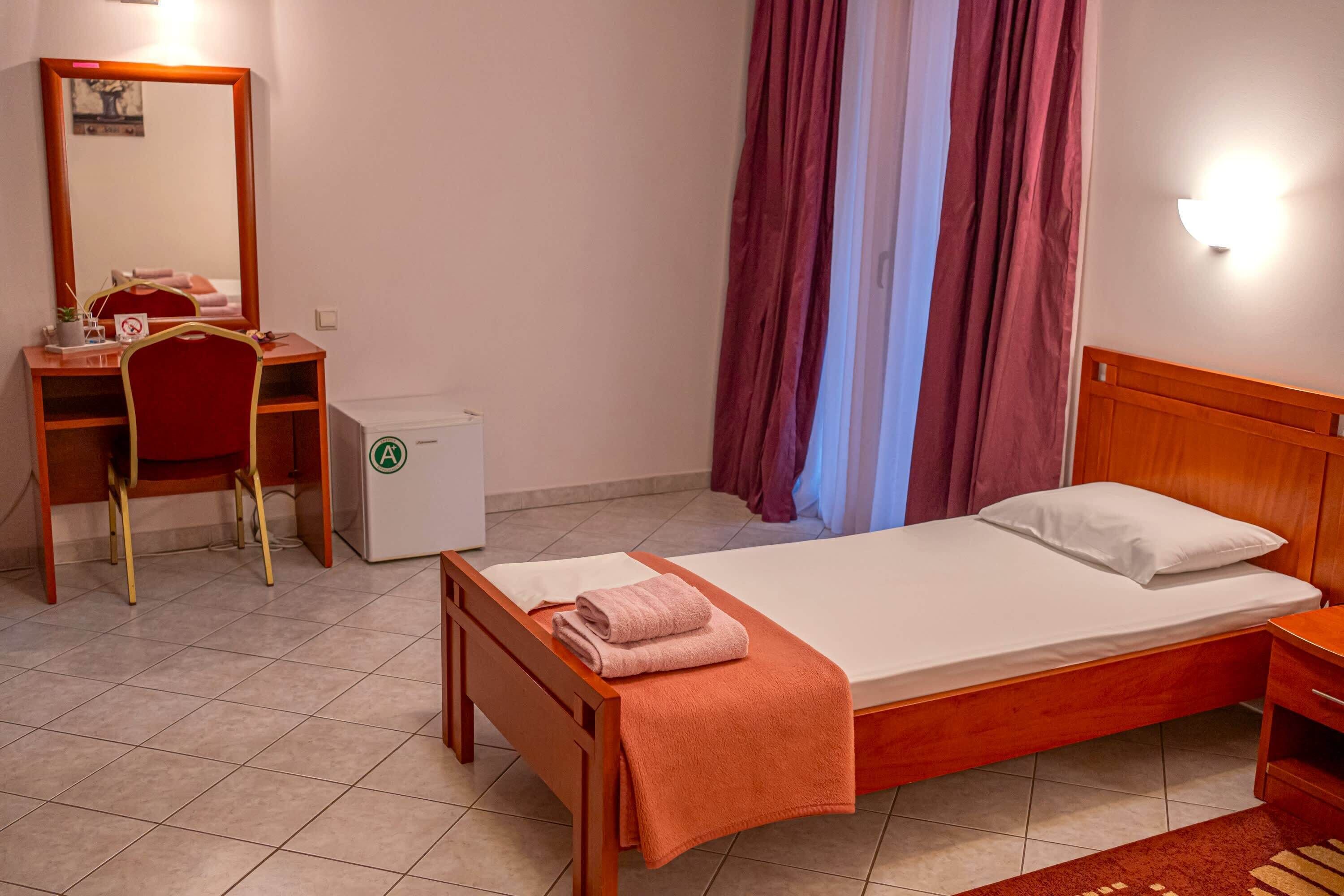1 bedroom, desk, travel crib, WiFi