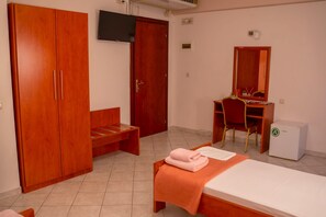 1 bedroom, desk, travel cot, WiFi